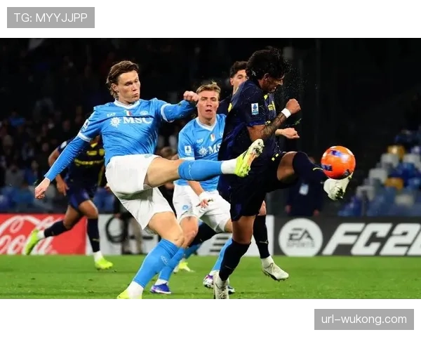 萨索洛训练基地开放日，大批球迷到场支持深陷保级泥潭的球队